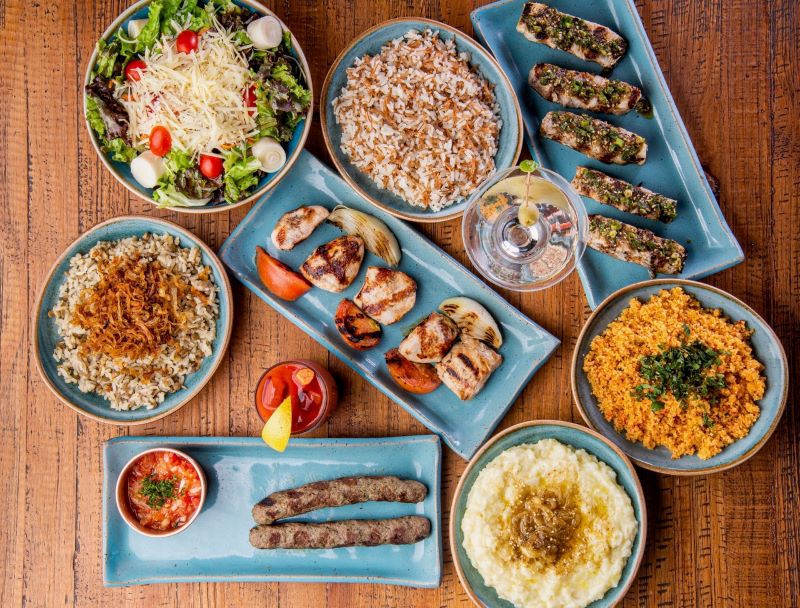 Saj celebra primeiro ano em Higienópolis com atmosfera acolhedora e sabores árabes autênticos